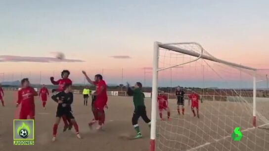 Recrean "La mano de Dios" en un partido de Regional