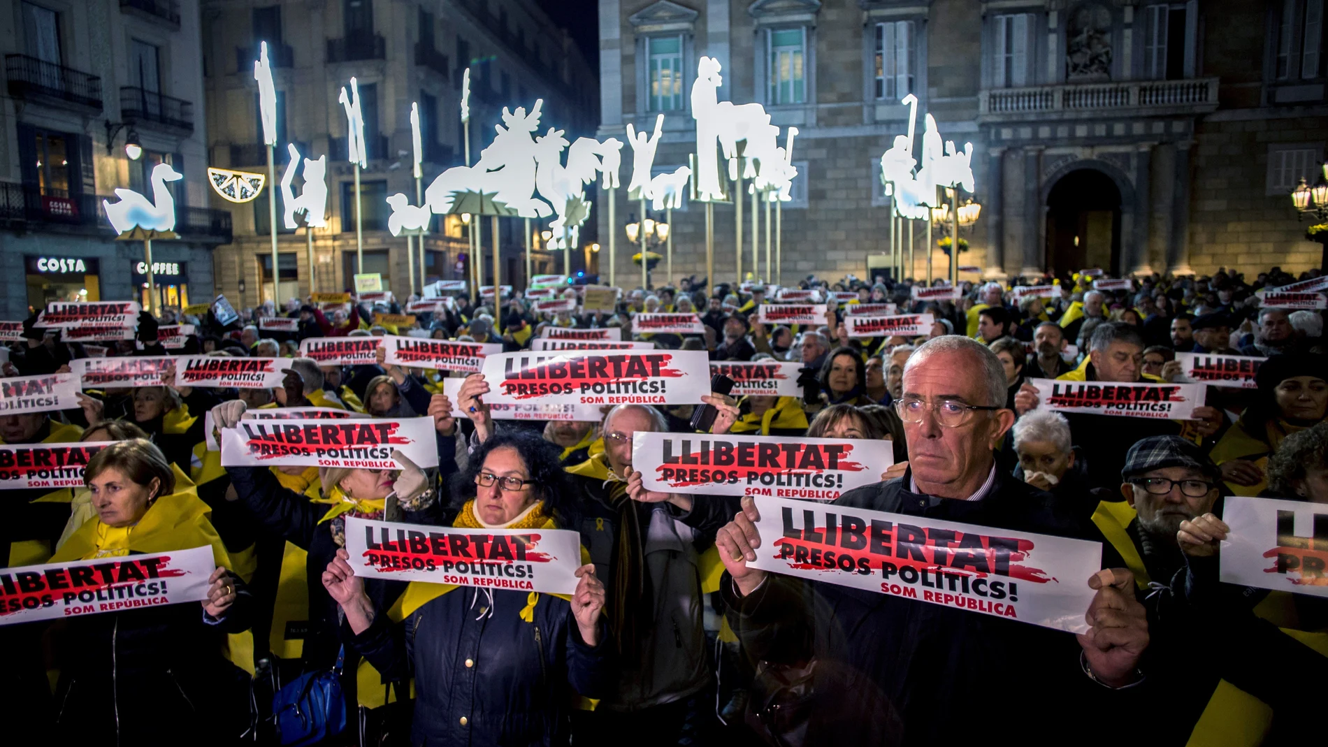 Concentraciones en todos los ayuntamientos de Cataluña para pedir la libertad de Junqueras, Forn, Cuixart y Sànchez