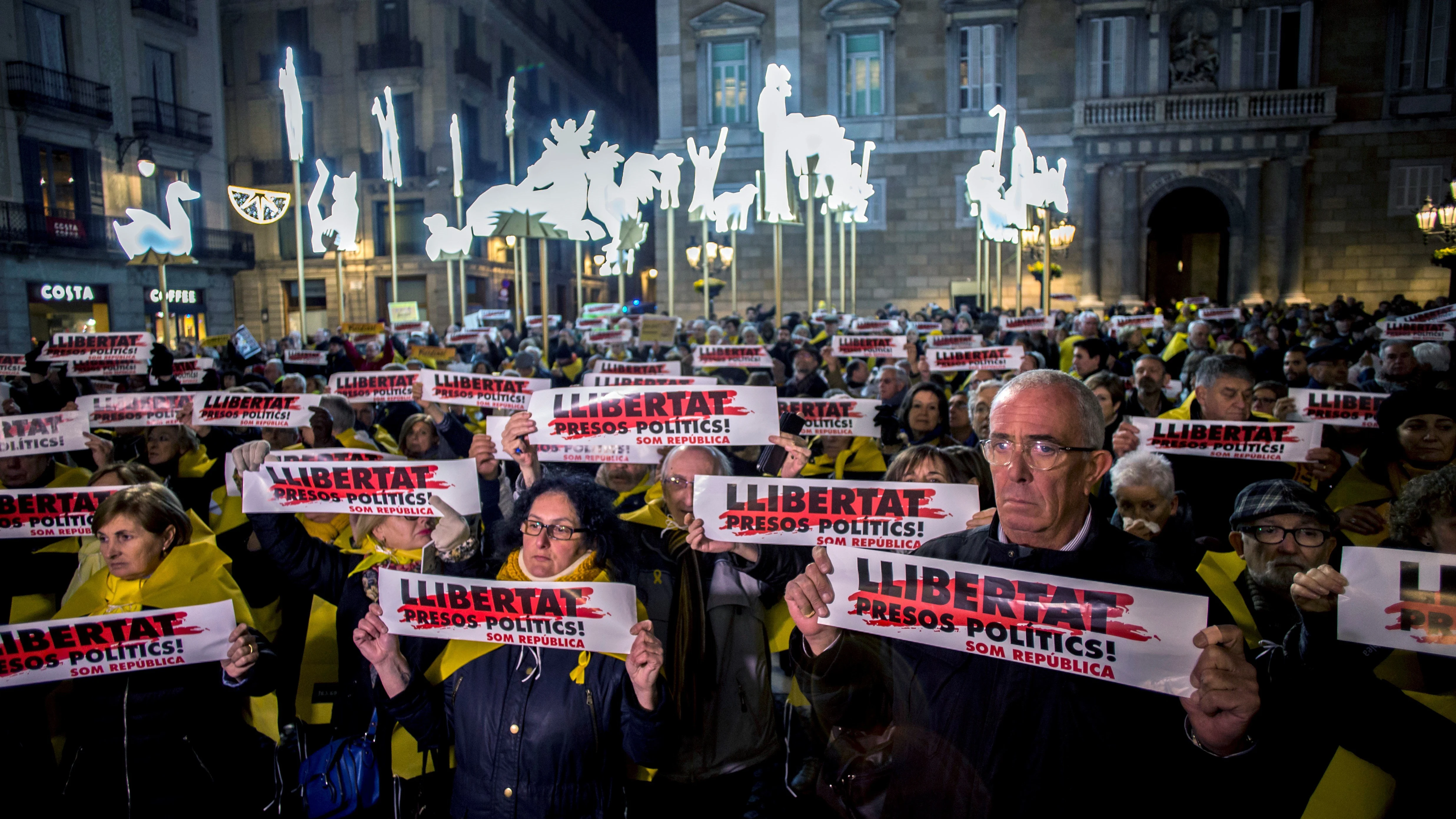 Concentraciones en todos los ayuntamientos de Cataluña para pedir la libertad de Junqueras, Forn, Cuixart y Sànchez