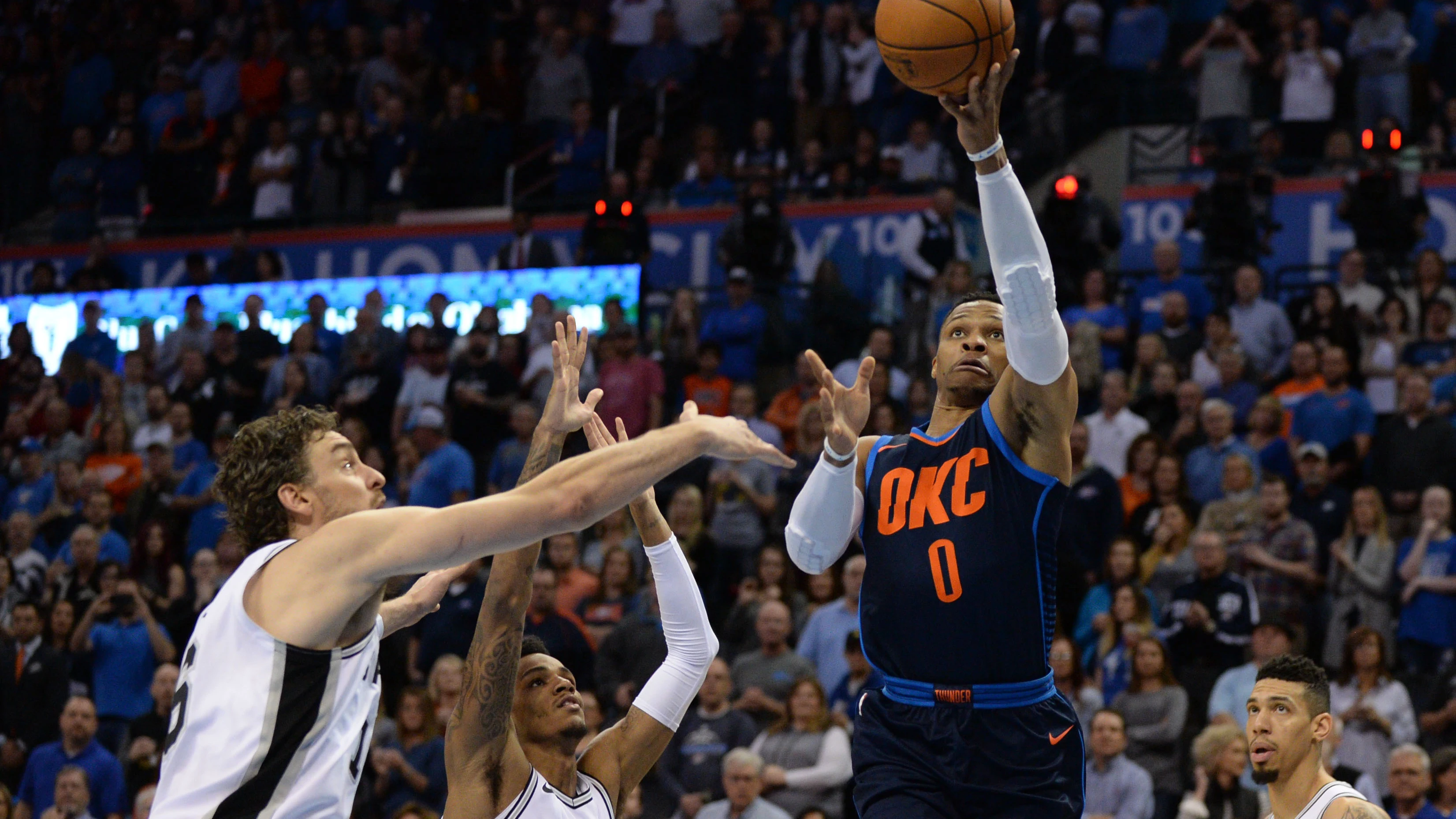 Pau Gasol trata de frenar a Russell Westbrook