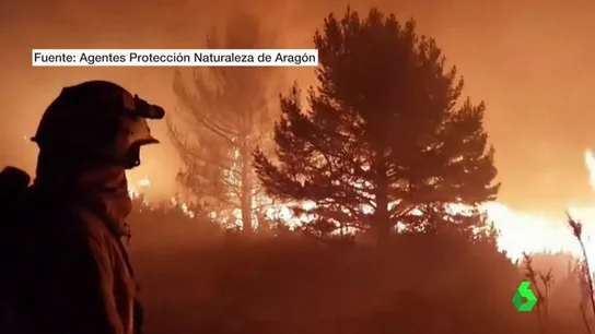 Un bombero en el incendio declarado en Torre la Ribera, Huesca. incendio