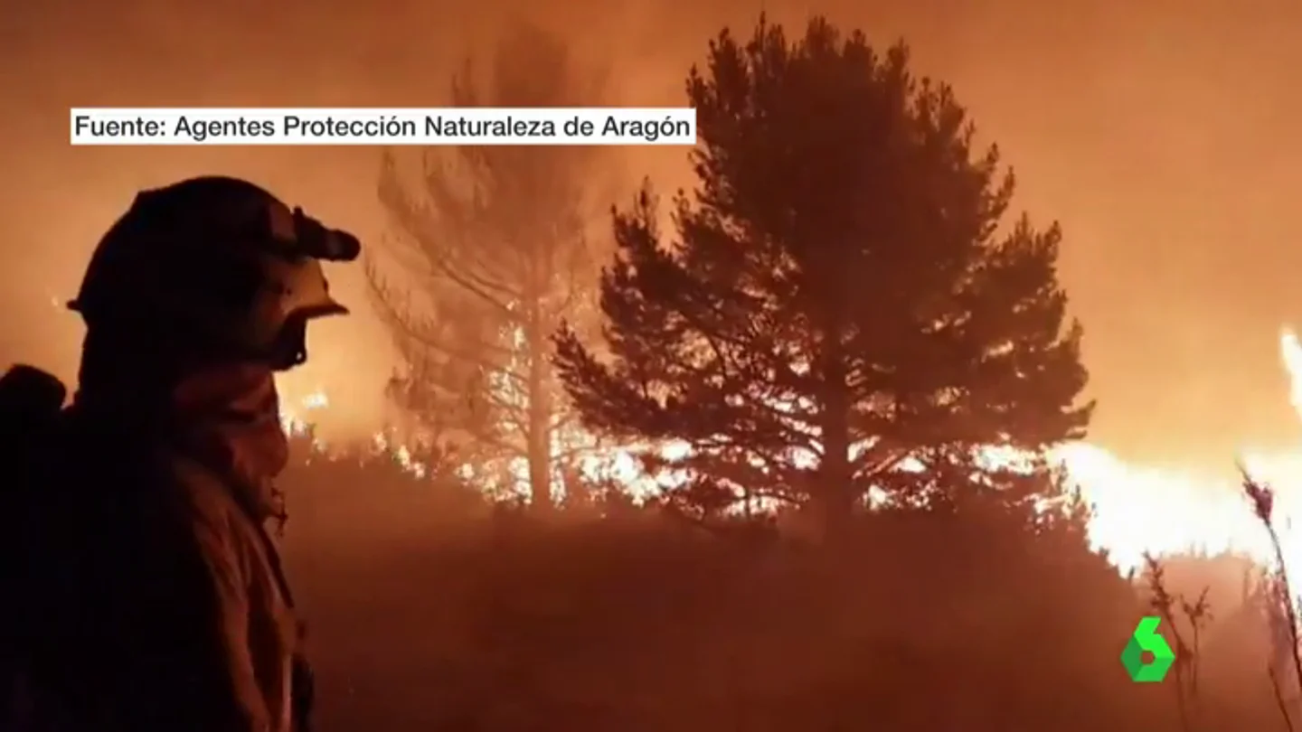Un bombero en el incendio declarado en Torre la Ribera, Huesca. incendio
