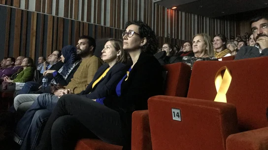 Una silla vacía con un lazo amarillo por Junqueras en el inicio de campaña de ERC Una silla vacía con un lazo amarillo por Junqueras en el inicio de campaña de ERC