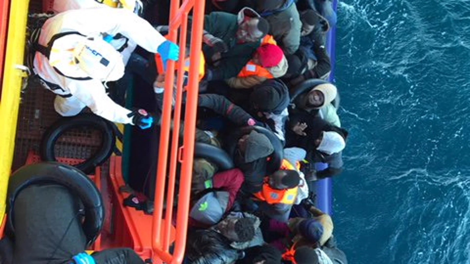 Imagen del rescate de la patera con 30 personas por la Guardamar Polimnia.