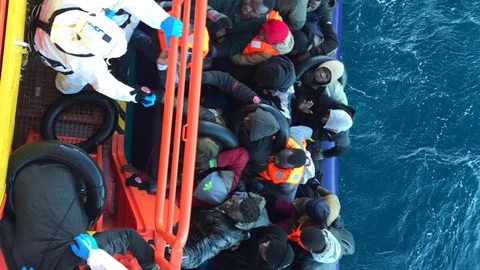 Imagen del rescate de la patera con 30 personas por la Guardamar Polimnia.