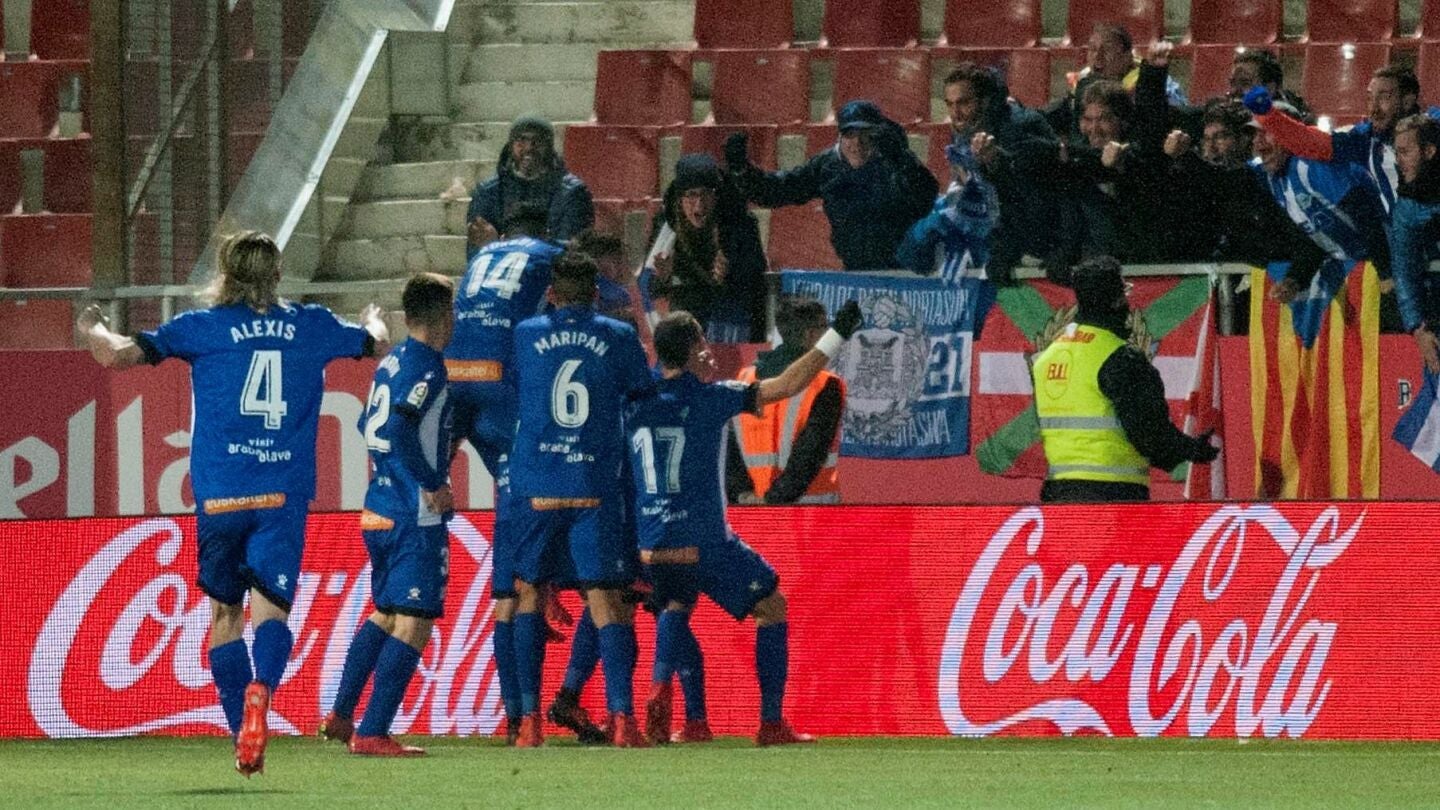 Los jugadores del Alav&eacute;s celebran la remontada ante el Girona