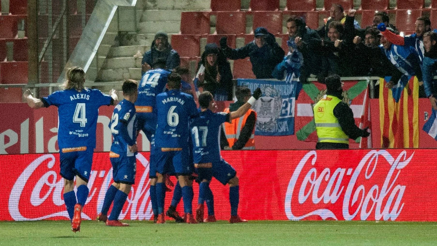 Los jugadores del Alavés celebran la remontada ante el Girona