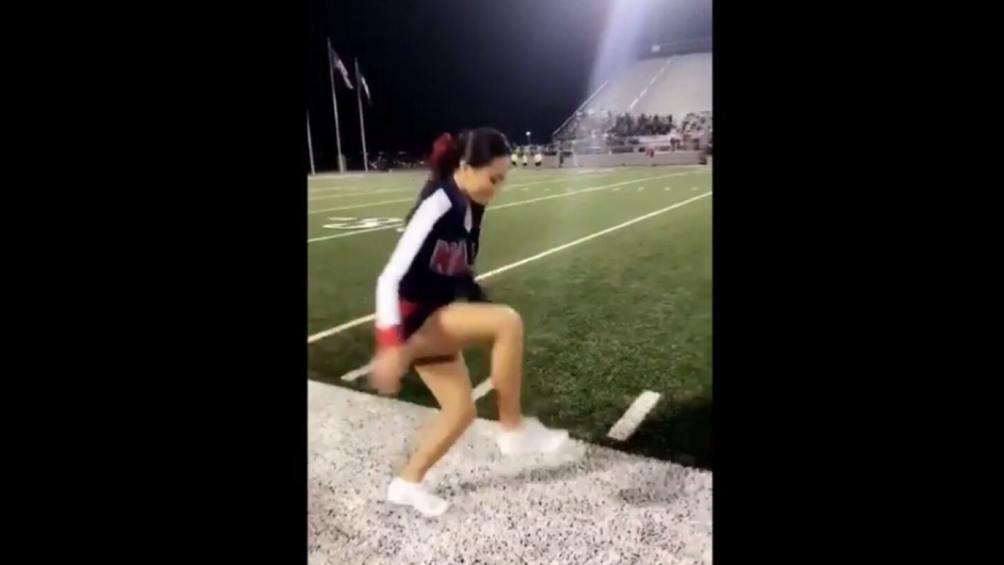 La cheerleader 'camina' en el aire