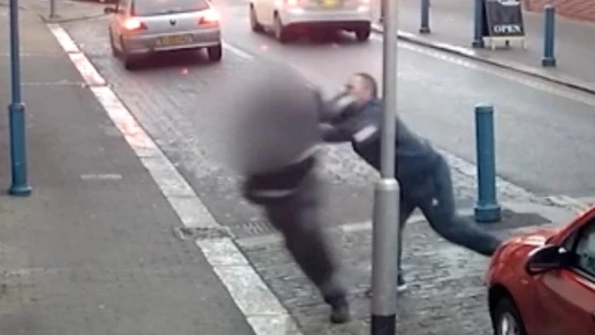 Brutal agresión de un hombre a un agente Brutal agresión de un hombre a un agente