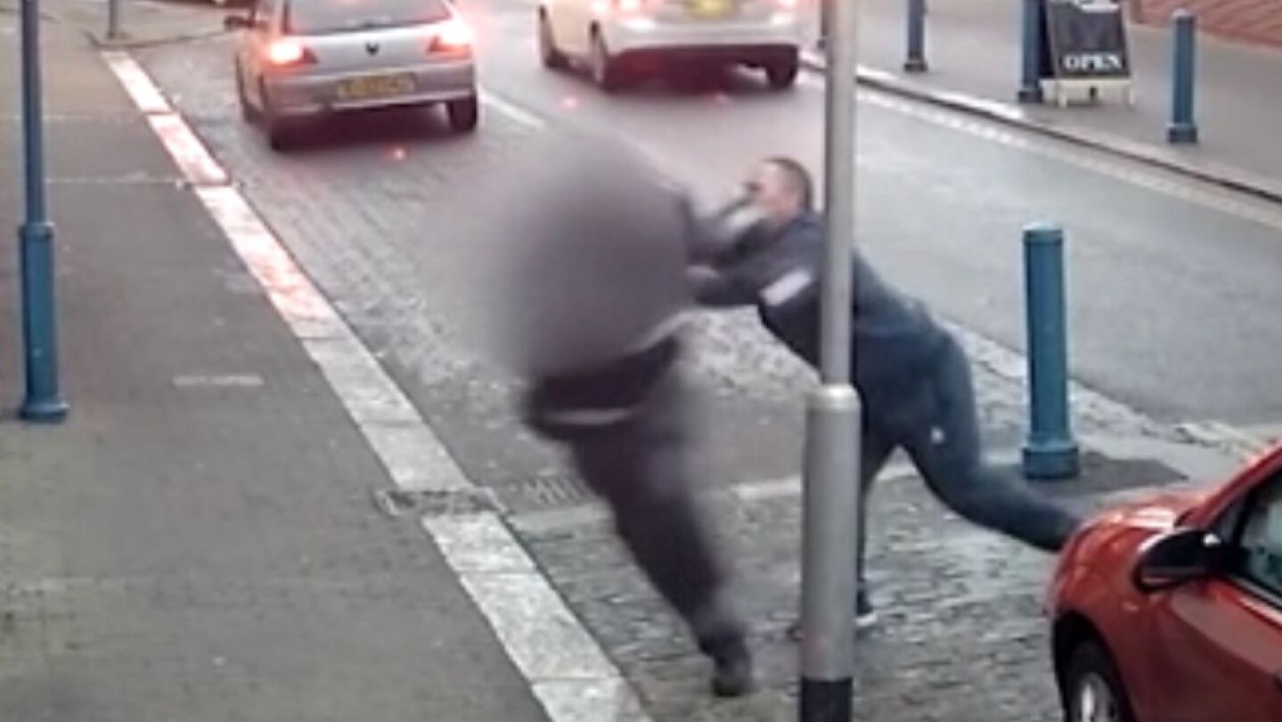 Brutal agresi&oacute;n de un hombre a un agente