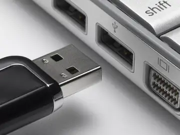 Conectando un USB Conectando un USB