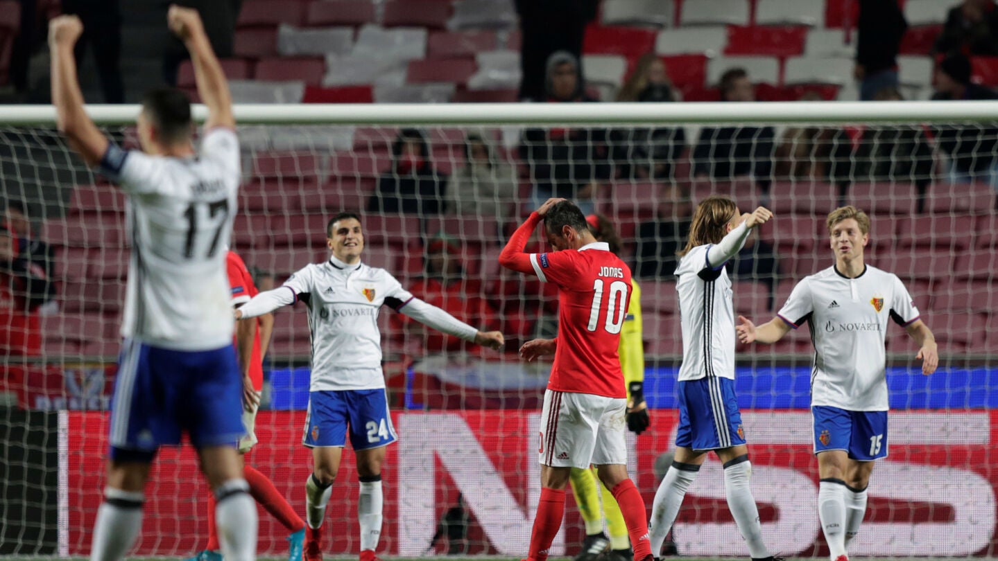 Los jugadores del Basilea celebran el pase a octavos en Lisboa