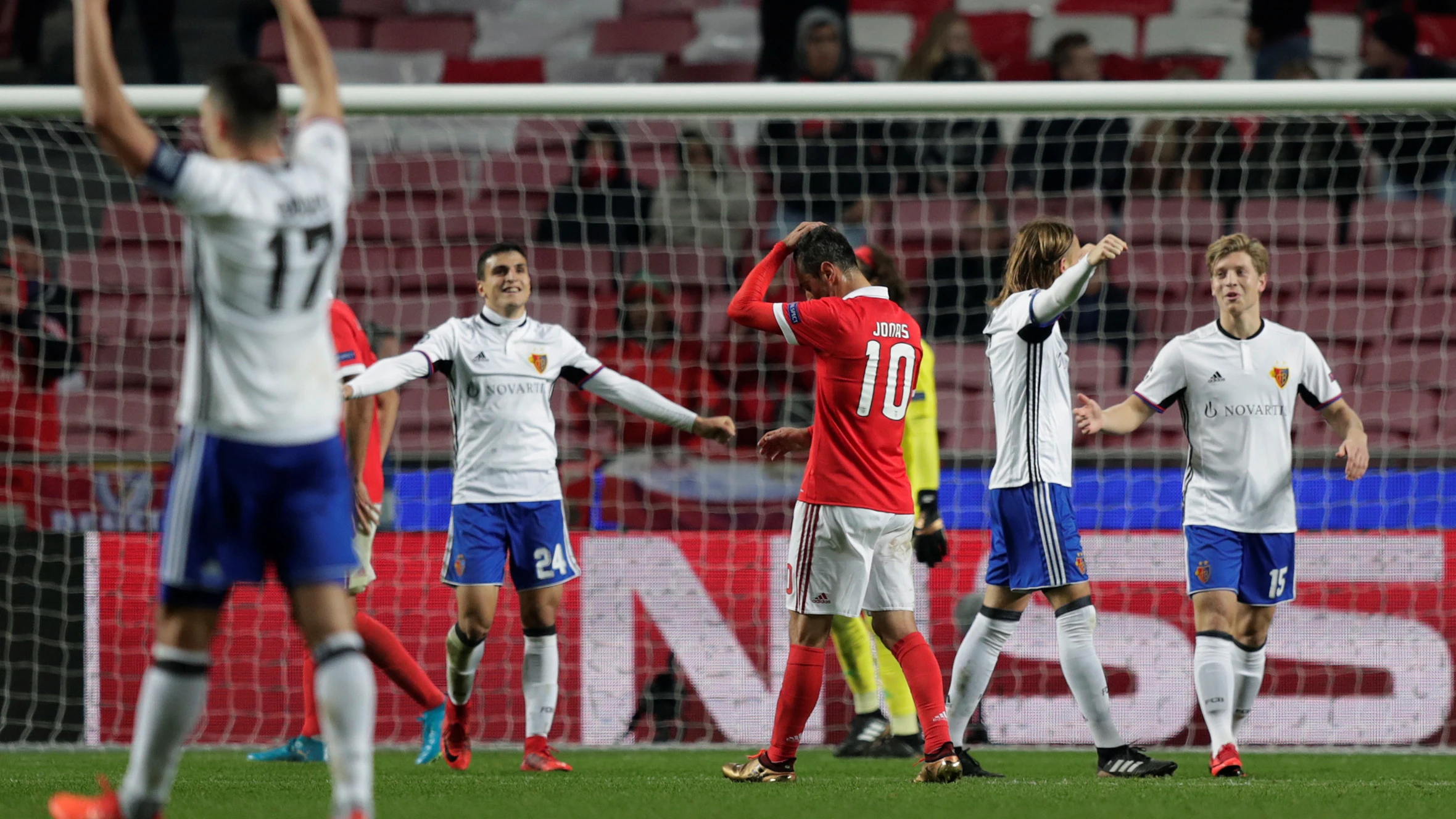 Los jugadores del Basilea celebran el pase a octavos en Lisboa