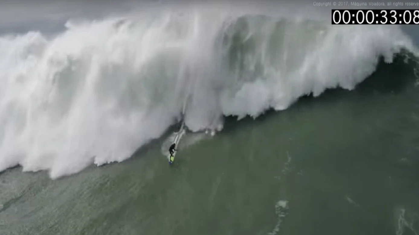 Pedro Vianna surfeando una ola en Praia do Norte