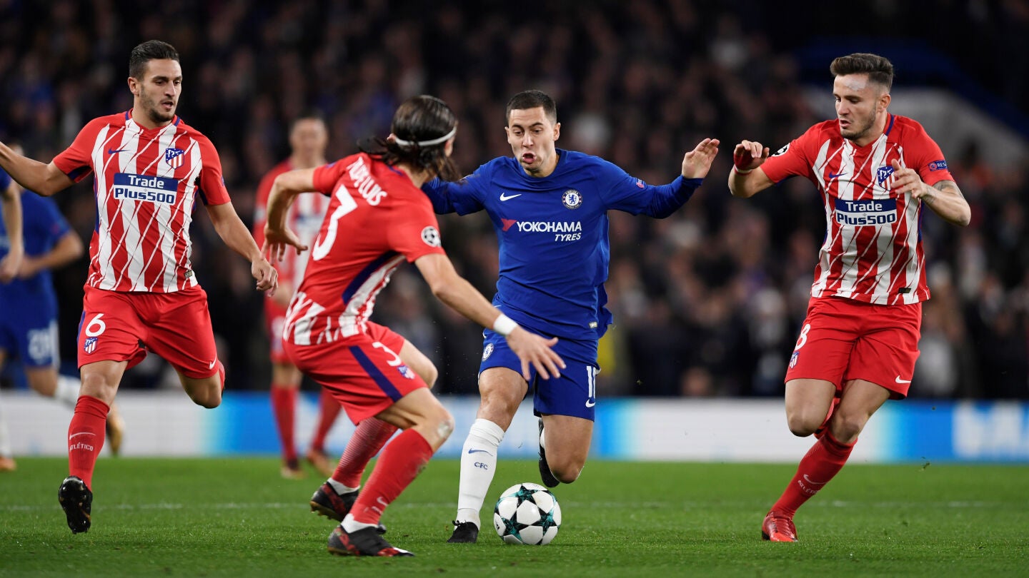 Hazard controla un bal&oacute;n ante Filipe, Koke y Sa&uacute;l
