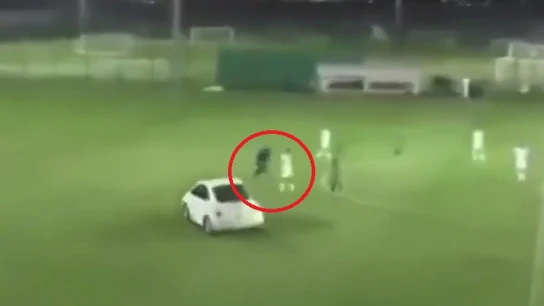 Un coche a punto de atropellar a varios jugadores en Abu Dhabi Un coche a punto de atropellar a varios jugadores en Abu Dhabi