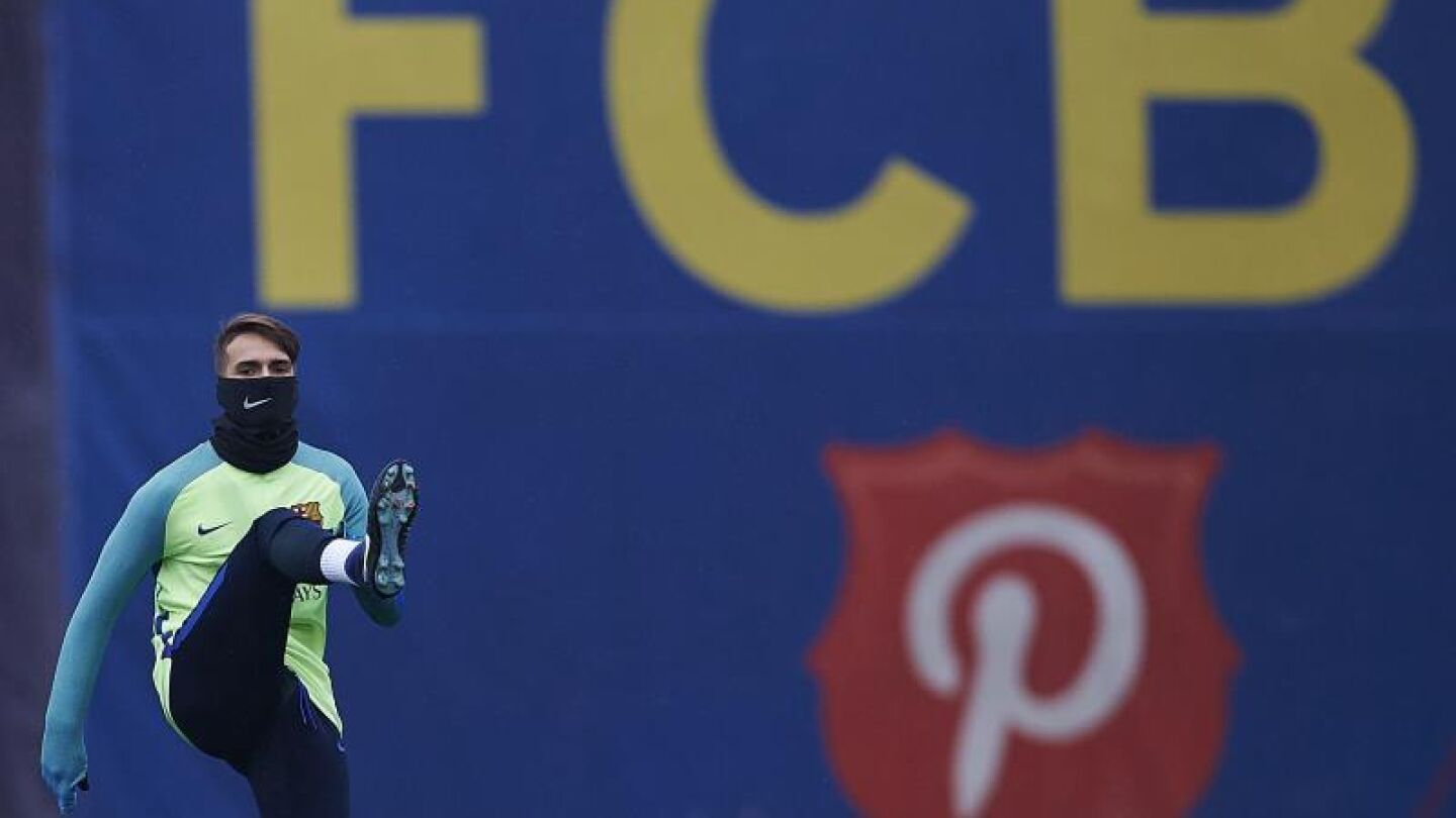 Lucas Digne calentando antes de un entrenamiento