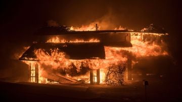 Una casa es devorada por las llamas, durante el incendio bautizado como 'Thomas Fire', en Ventura, sur de California