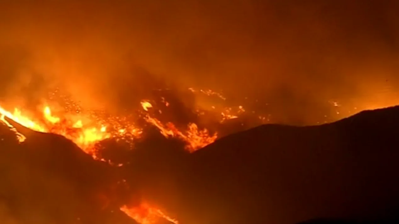 El indendio declarado en el norte de Los Ángeles, California. 