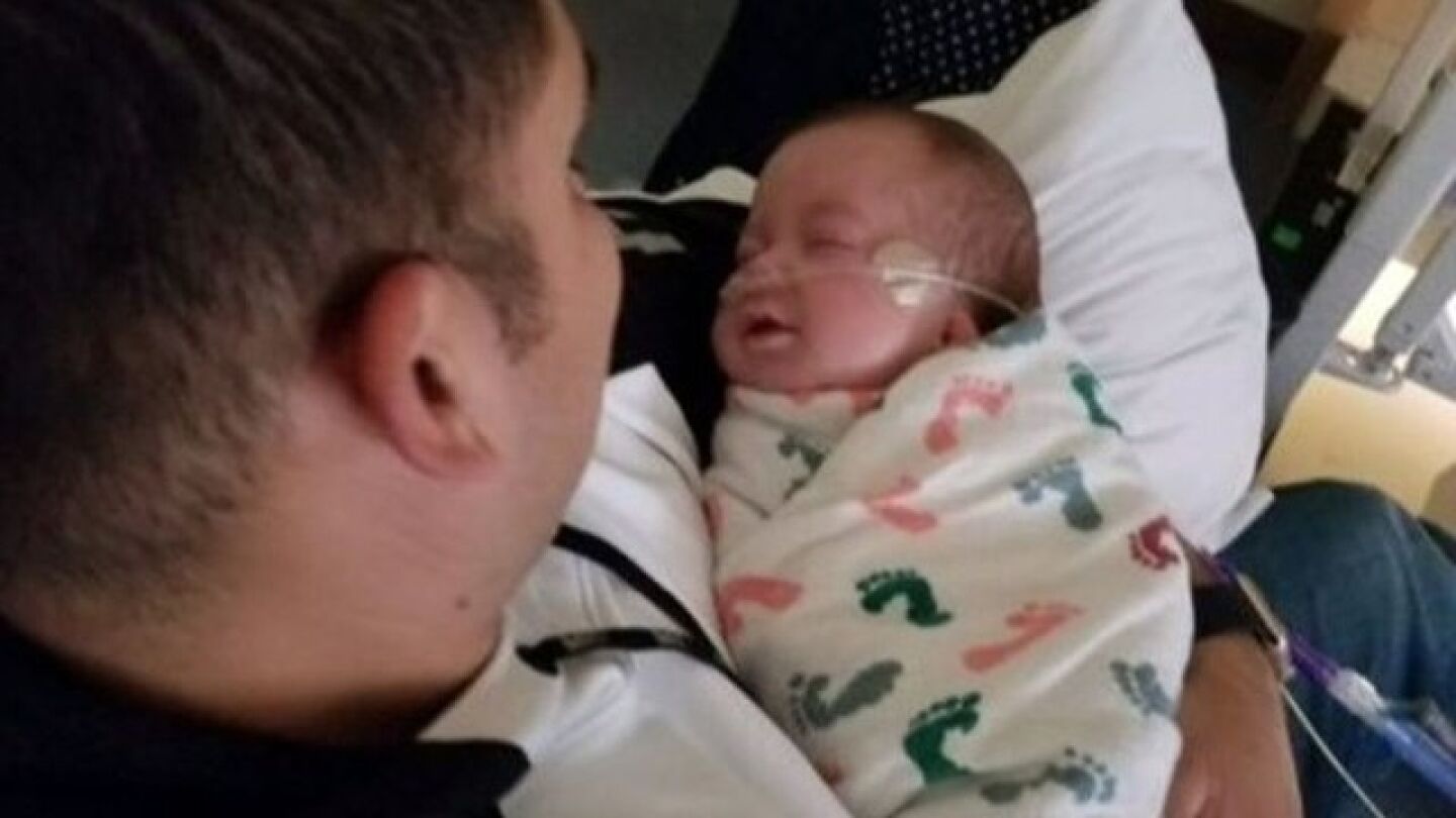 Un oficial de Polic&iacute;a con el peque&ntilde;o Axel en el hospital. 