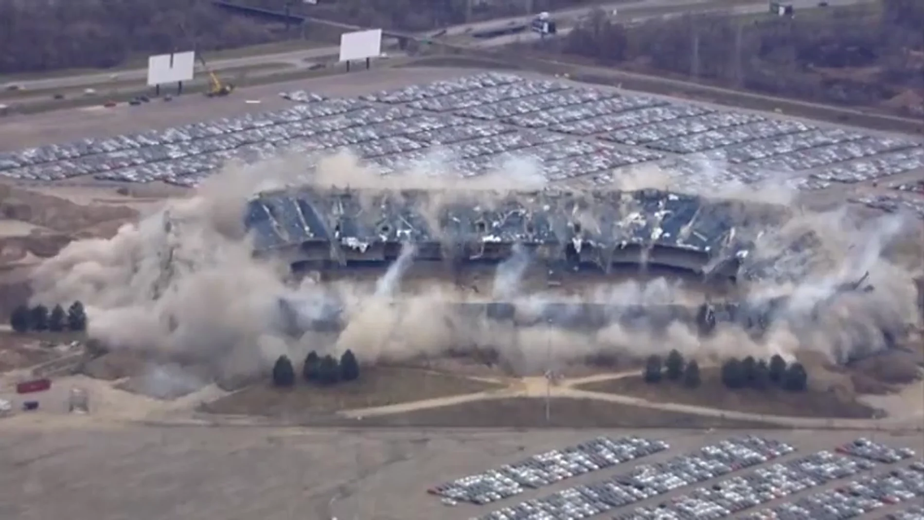 El insólito fracaso de la demolición del estadio de Silverdome en Detroit
