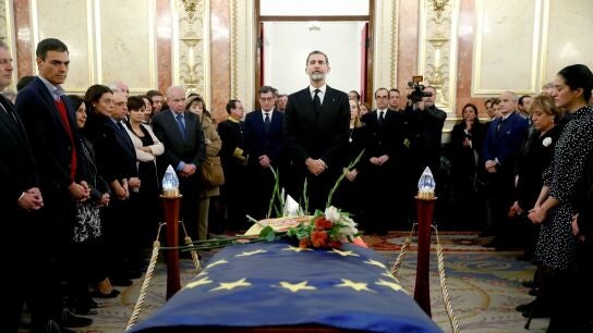 El rey Feilpe VI en la capilla ardiente del expresidente del Congreso, Manuel Mar&iacute;n