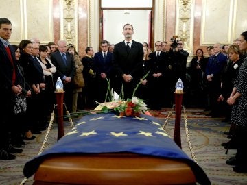 El rey Feilpe VI en la capilla ardiente del expresidente del Congreso, Manuel Marín El rey Feilpe VI en la capilla ardiente del expresidente del Congreso, Manuel Marín