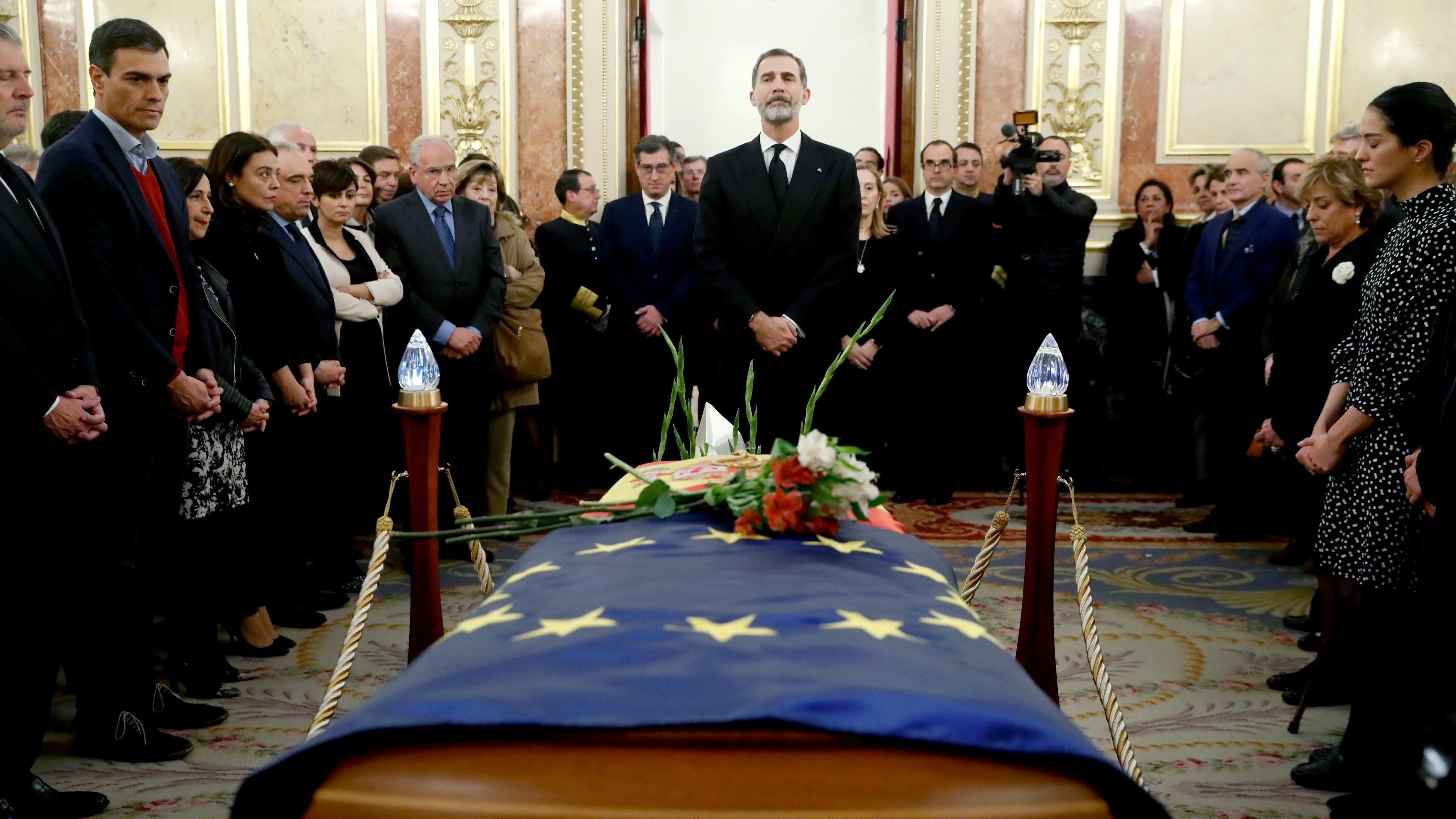 El rey Feilpe VI en la capilla ardiente del expresidente del Congreso, Manuel Marín