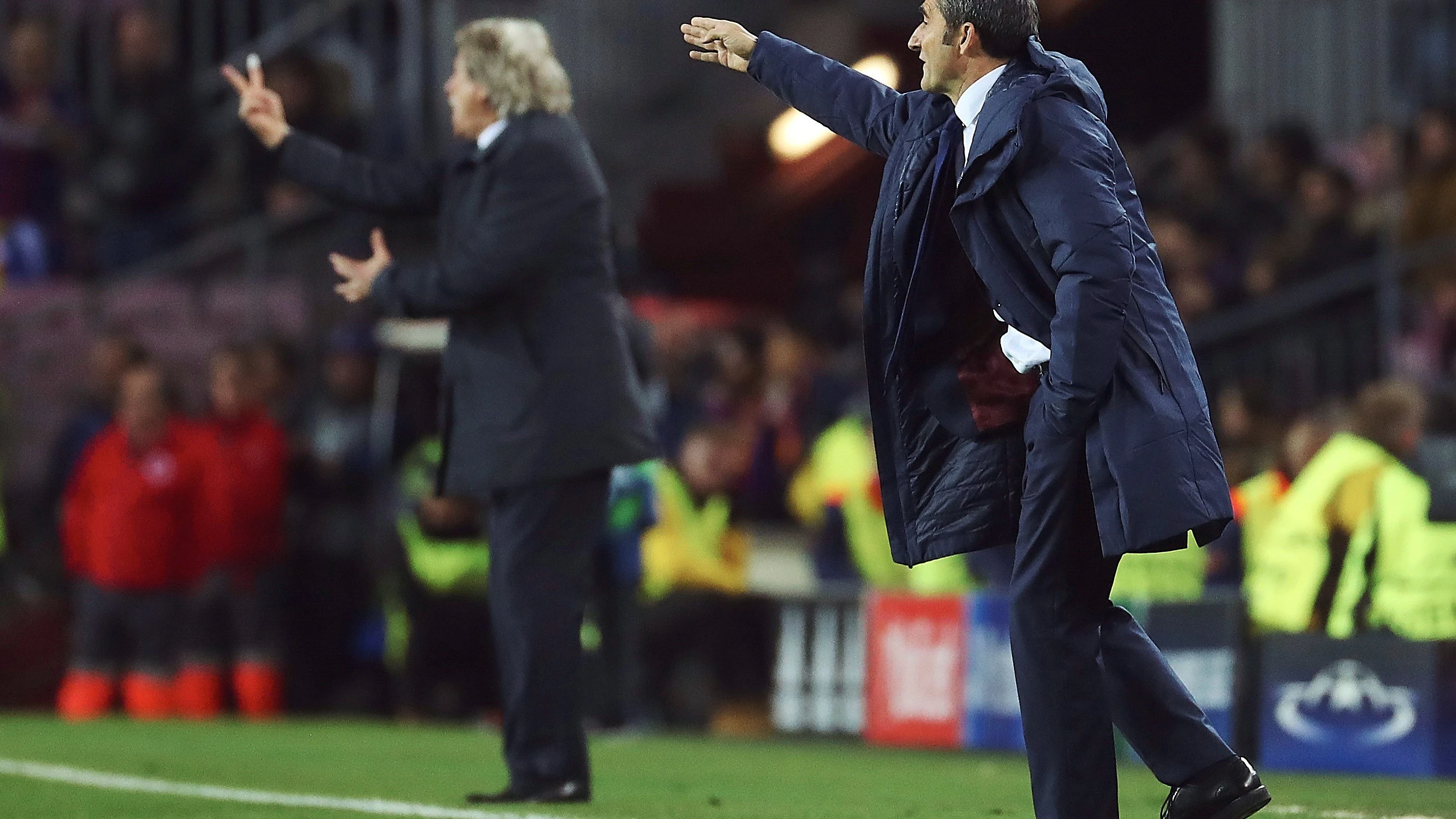 Ernesto Valverde, en la banda del Camp Nou