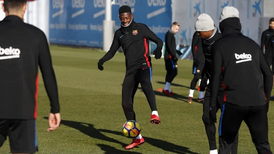 Dembélé ya toca balón con sus compañeros en el entrenamiento Dembélé ya toca balón con sus compañeros en el entrenamiento