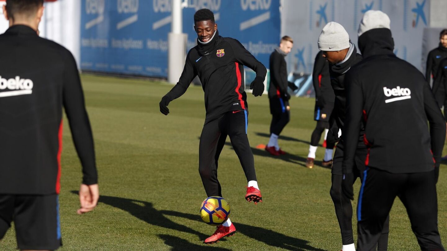 Demb&eacute;l&eacute; ya toca bal&oacute;n con sus compa&ntilde;eros en el entrenamiento