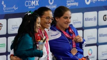 Teresa Perales, en el podio al ganar un oro en el Mundial paralímpico