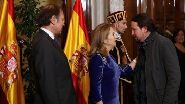 Pío García Escudero y Ana Pastor saludan al líder de Podemos, Pablo Iglesias