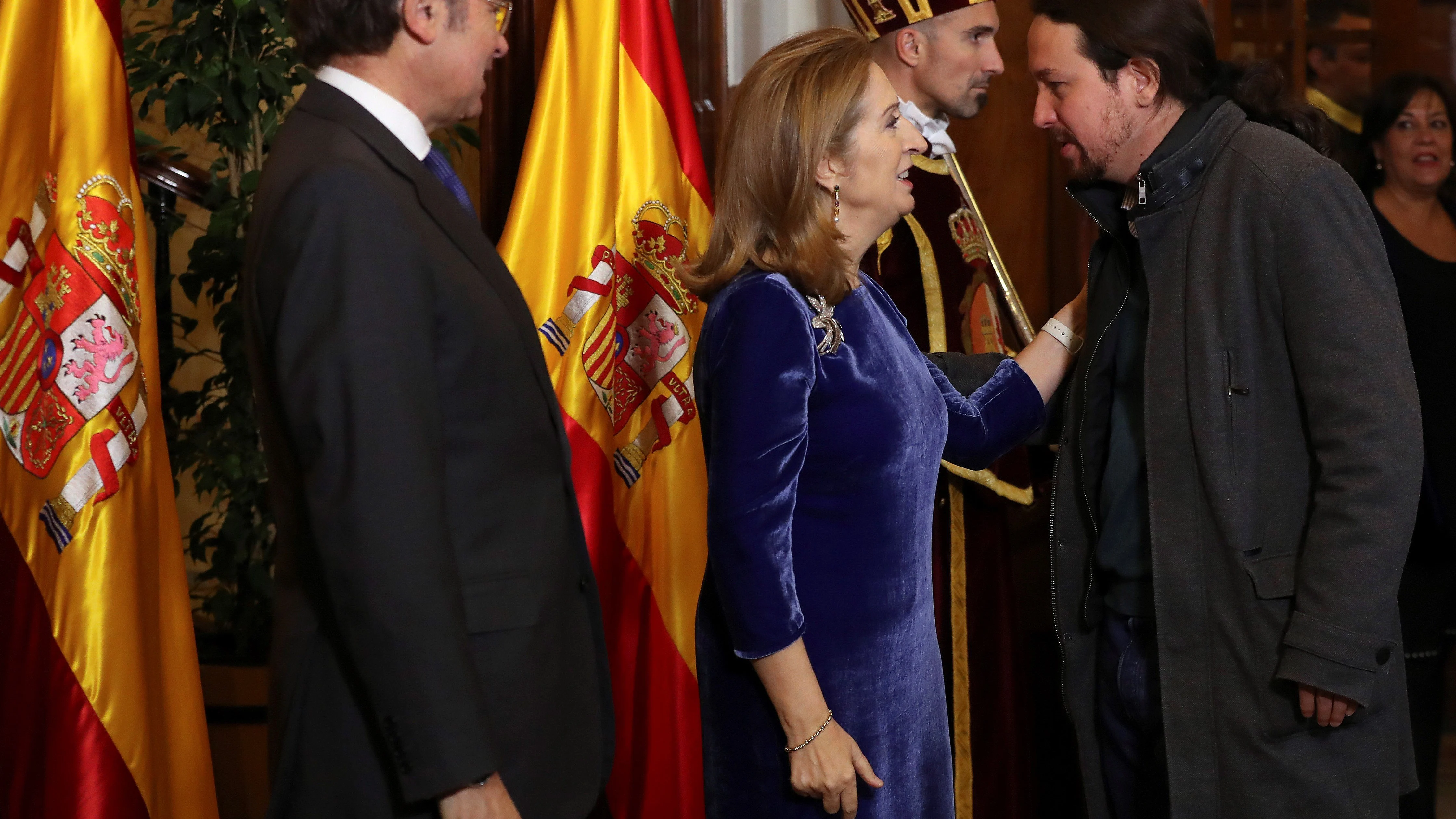 Pío García Escudero y Ana Pastor saludan al líder de Podemos, Pablo Iglesias