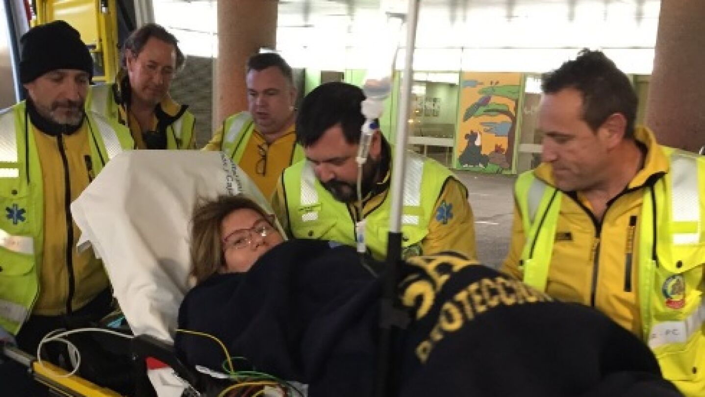 La mujer que dio a luz siendo atendida por los servicios de emergencias