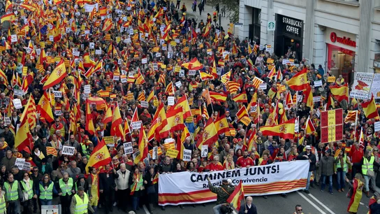Unas 12.000 personas se manifiestan en Barcelona en favor de la Constitución Unas 12.000 personas se manifiestan en Barcelona en favor de la Constitución