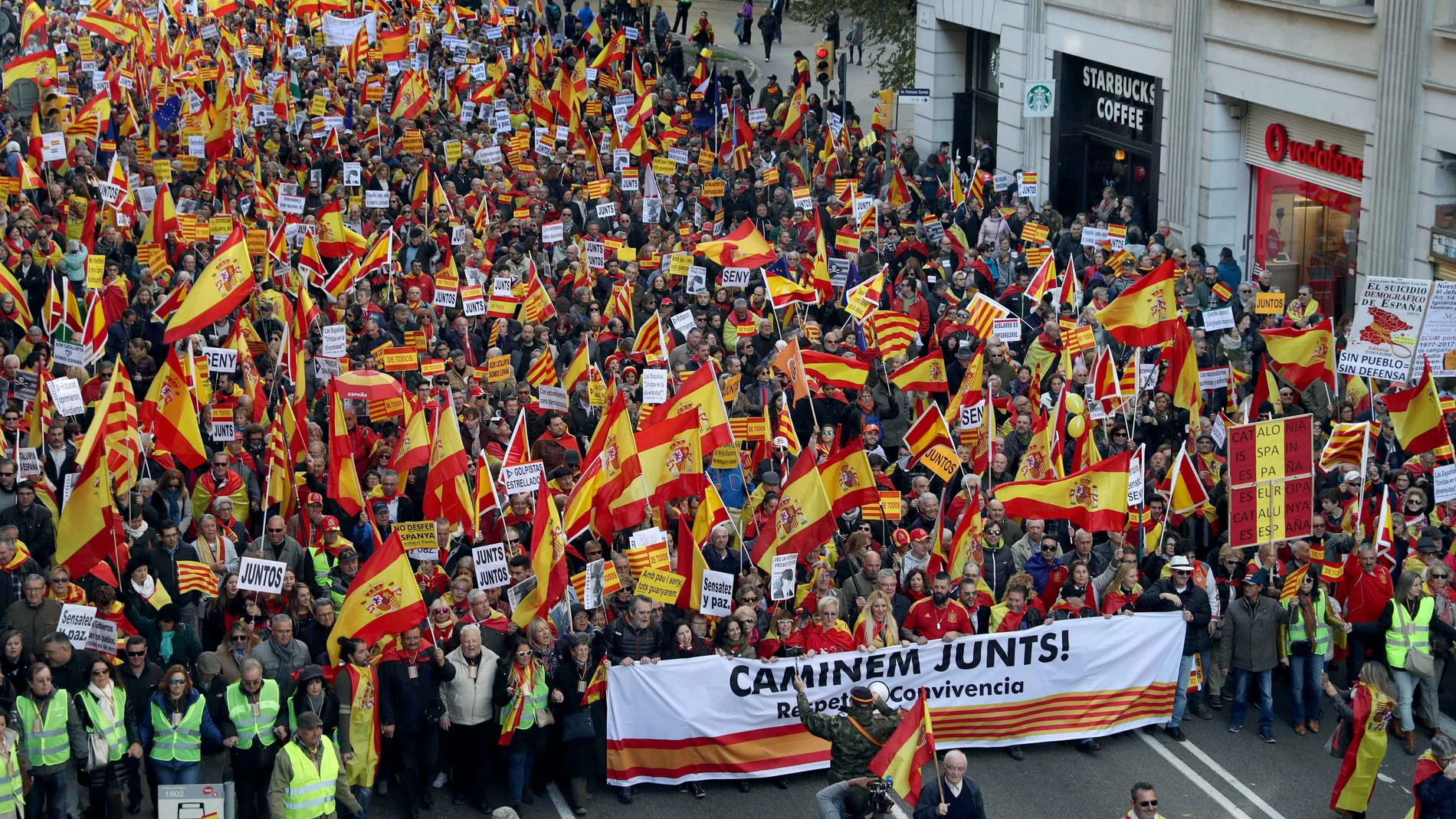 Unas 12.000 personas se manifiestan en Barcelona en favor de la Constitución