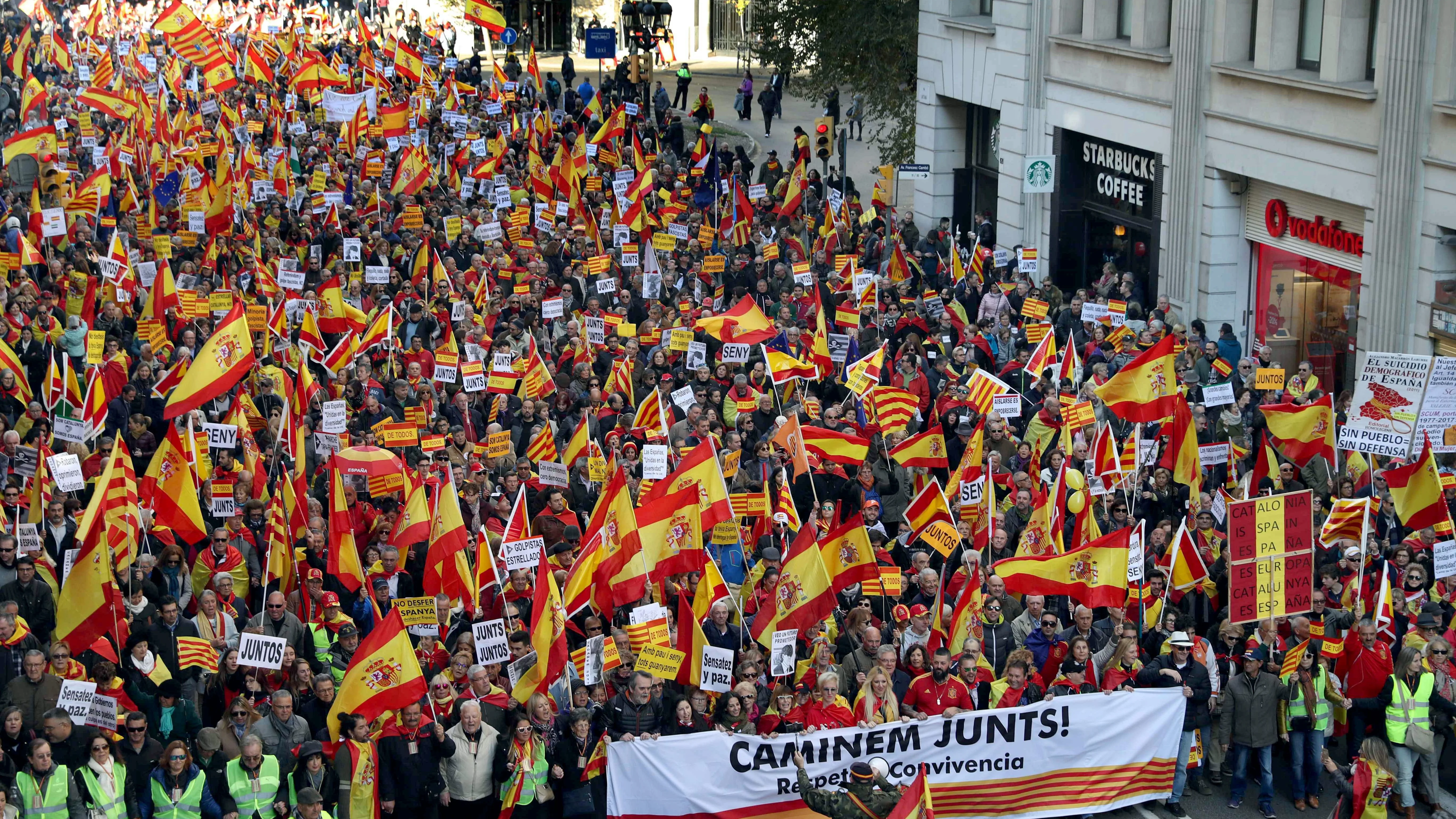 Unas 12.000 personas se manifiestan en Barcelona en favor de la Constitución Unas 12.000 personas se manifiestan en Barcelona en favor de la Constitución
