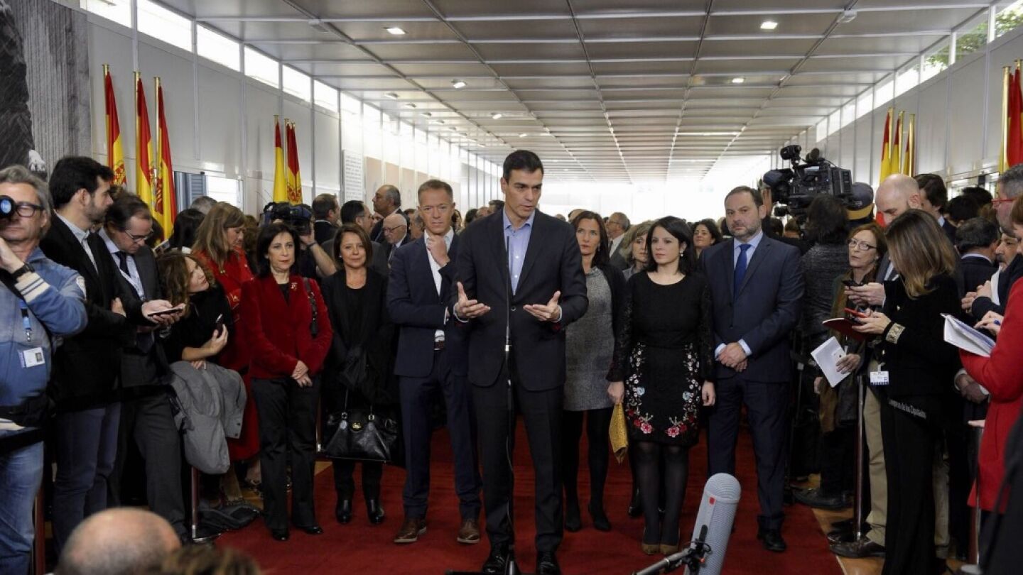 Pedro S&aacute;nchez hablando ante los medios en el Congreso