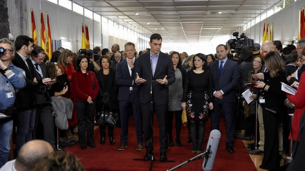 Pedro Sánchez hablando ante los medios en el Congreso Pedro Sánchez hablando ante los medios en el Congreso