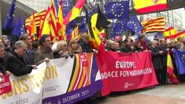 Concentración ante el Parlamento Europeo para mostrar el apoyo a la Constitución española. 