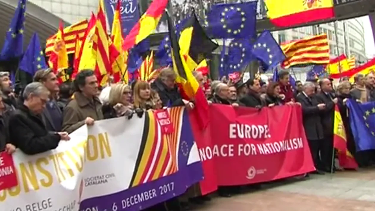 Concentración ante el Parlamento Europeo para mostrar el apoyo a la Constitución española. 