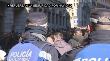 Agentes de Policía vigilando una de las calles más concurridas de Madrid.
