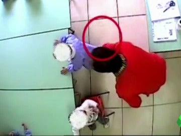 Dos profesoras de una guardería italiana aterrorizaban a los pequeños Dos profesoras de una guardería italiana aterrorizaban a los pequeños