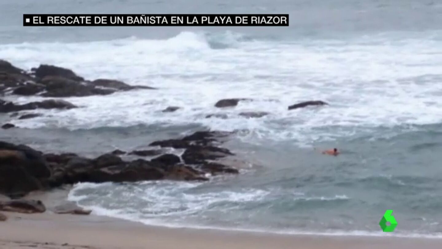 Rescate de un hombre de 89 a&ntilde;os en la playa de Riazor