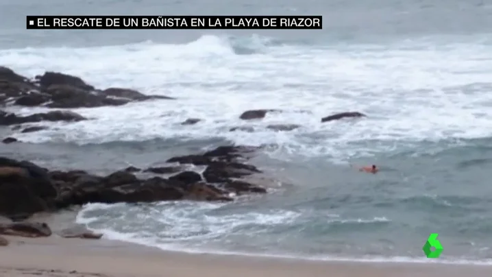 Rescate de un hombre de 89 años en la playa de Riazor