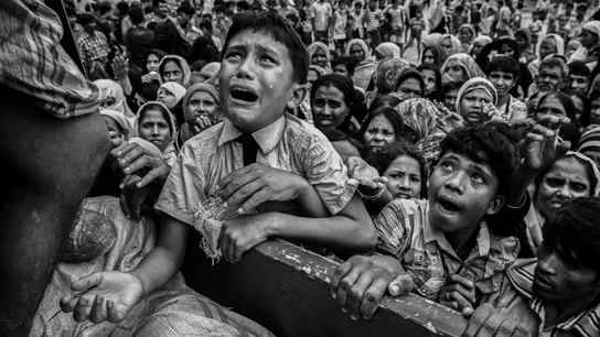 Refugiados Rohingya huyen a Bangladesh para escapar de la limpieza étnica Refugiados Rohingya huyen a Bangladesh para escapar de la limpieza étnica