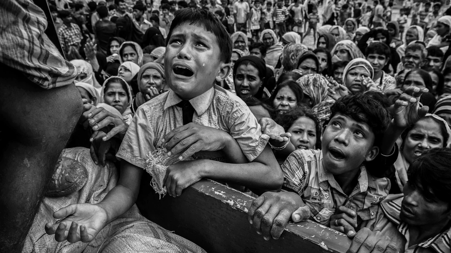 Refugiados Rohingya huyen a Bangladesh para escapar de la limpieza étnica Refugiados Rohingya huyen a Bangladesh para escapar de la limpieza étnica