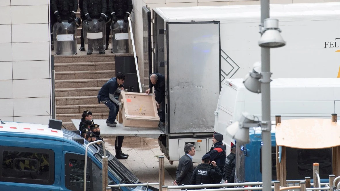 Efectivos policiales vigilan la carga en los alrededores del Museo de Lleida de las obras de Sijena 