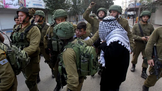 Soldados israelíes detienen a un palestino durante los enfrentamientos en la ciudad cisjordana de Hebrón, Palestina Soldados israelíes detienen a un palestino durante los enfrentamientos en la ciudad cisjordana de Hebrón, Palestina